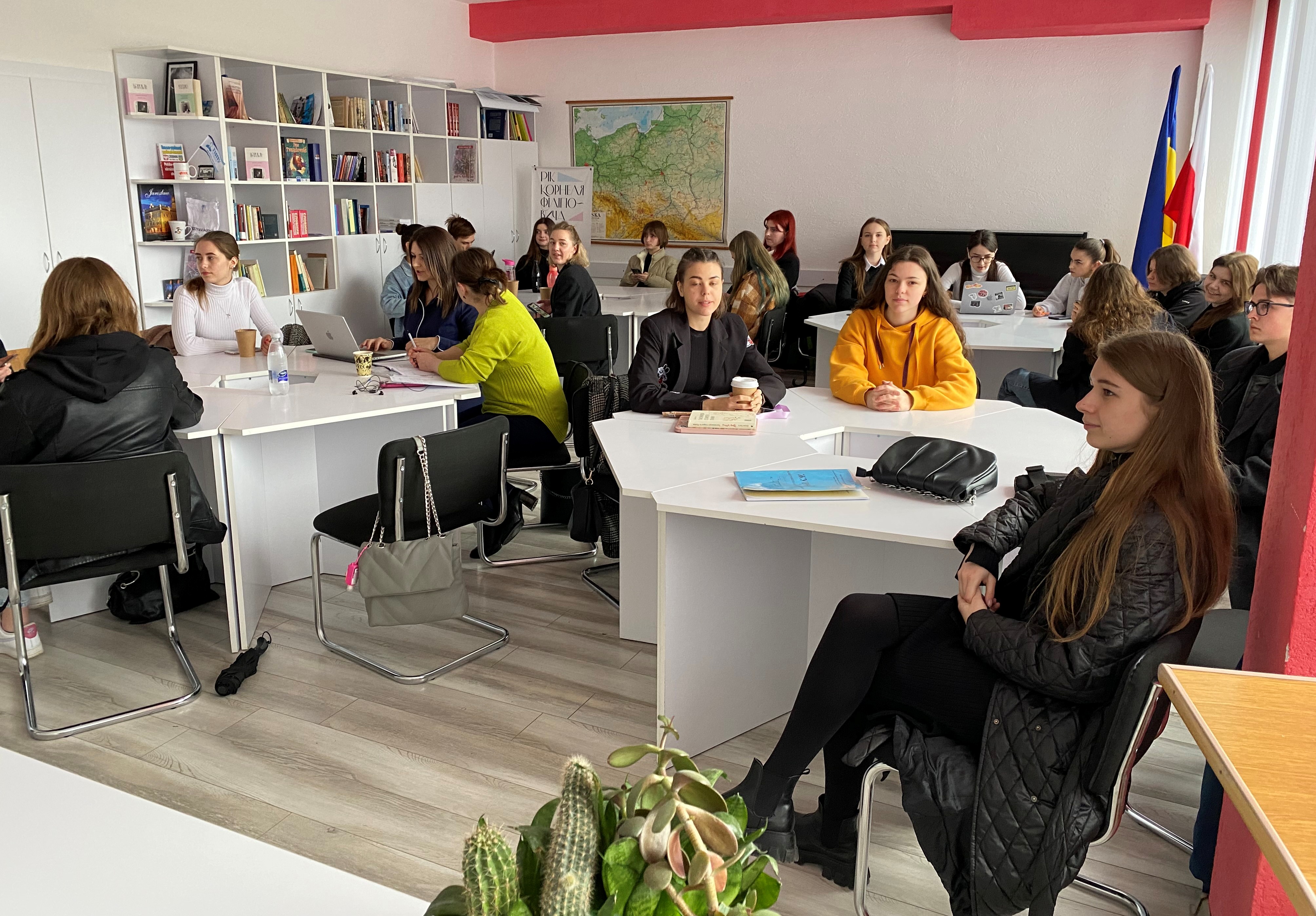 Студенти-журналісти слухають доповідачку